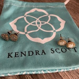 Kendra Scott - 2 pairs of studs (grey and pearl)